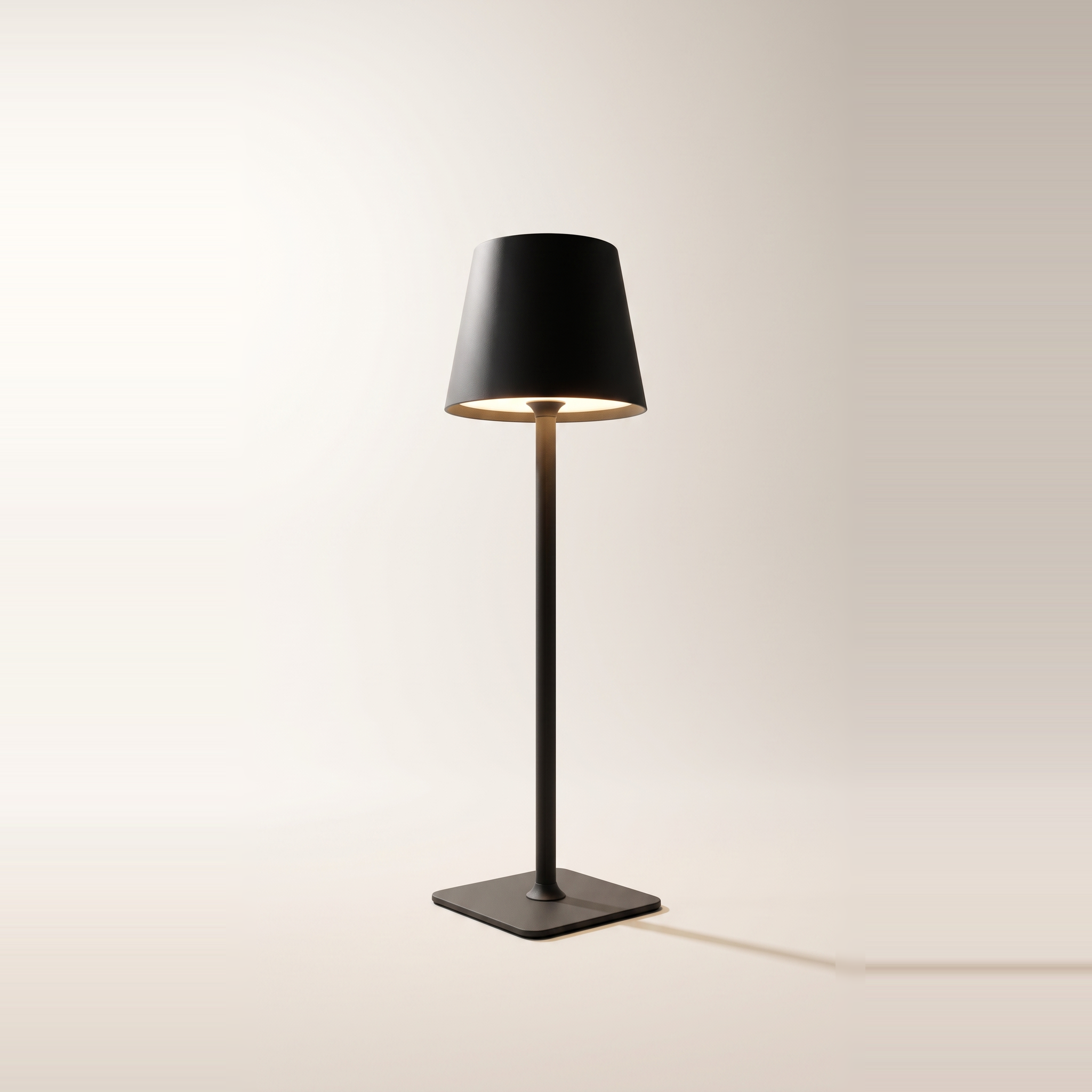 Lampe de table tactile DEL rechargeable USB Lucie — Fine, sans fil, intensité réglable, 3 couleurs, noire