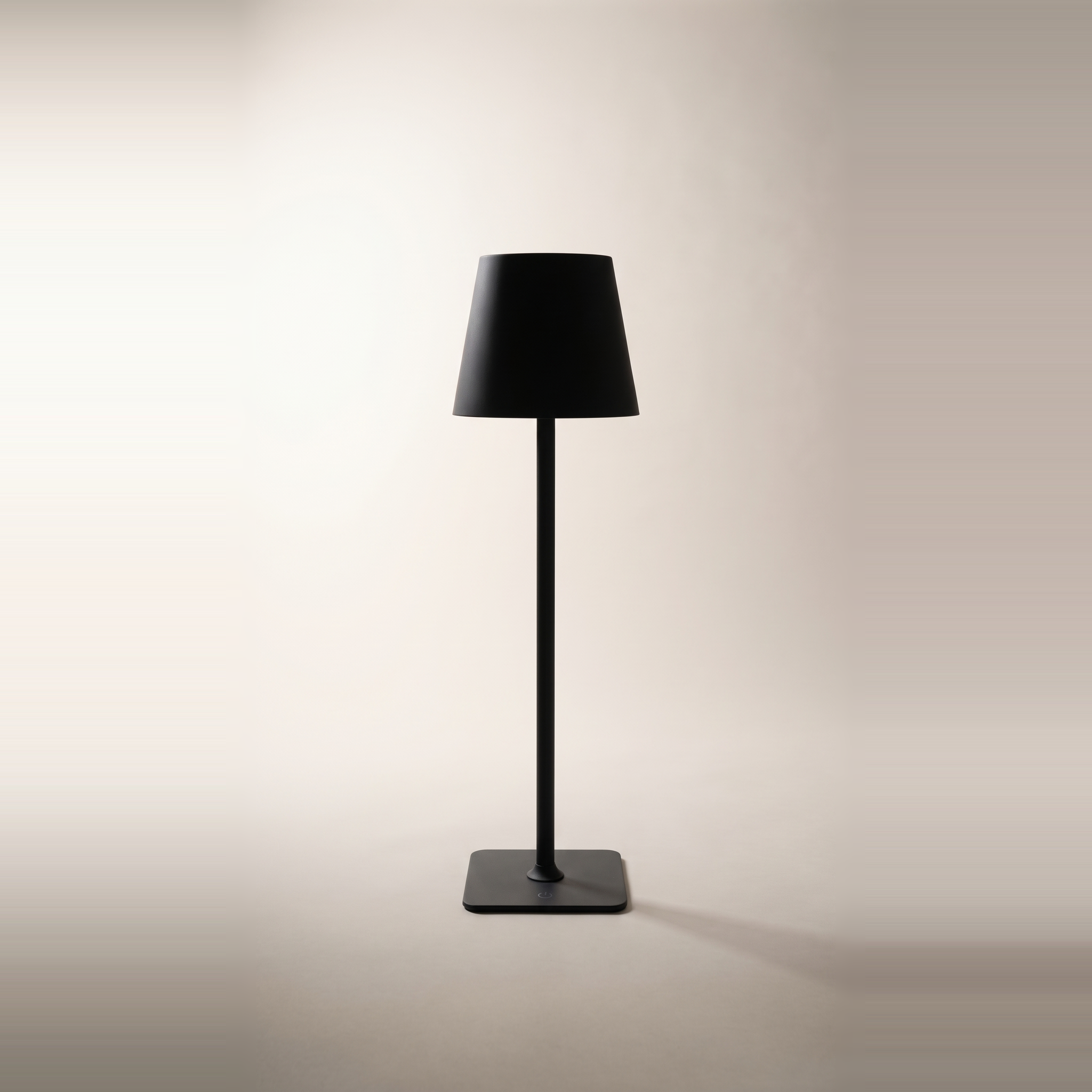 Lampe de table tactile DEL rechargeable USB Lucie — mince et sans fil, intensité réglable, 3 couleurs, noire (emballage en vrac)