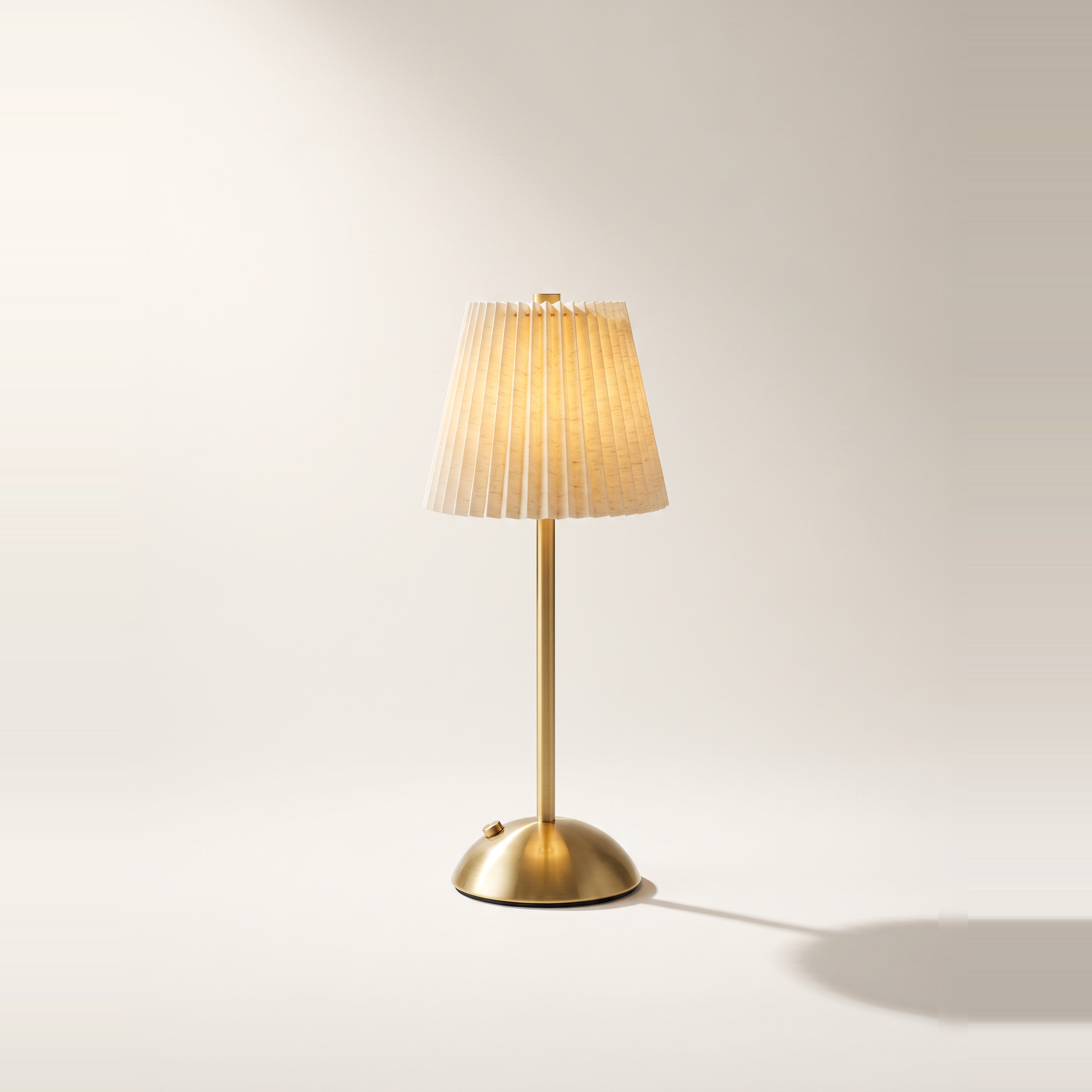 Lampe de table tactile à DEL rechargeable USB Roccabella — abat-jour plissé or, sans fil, variable 3 couleurs