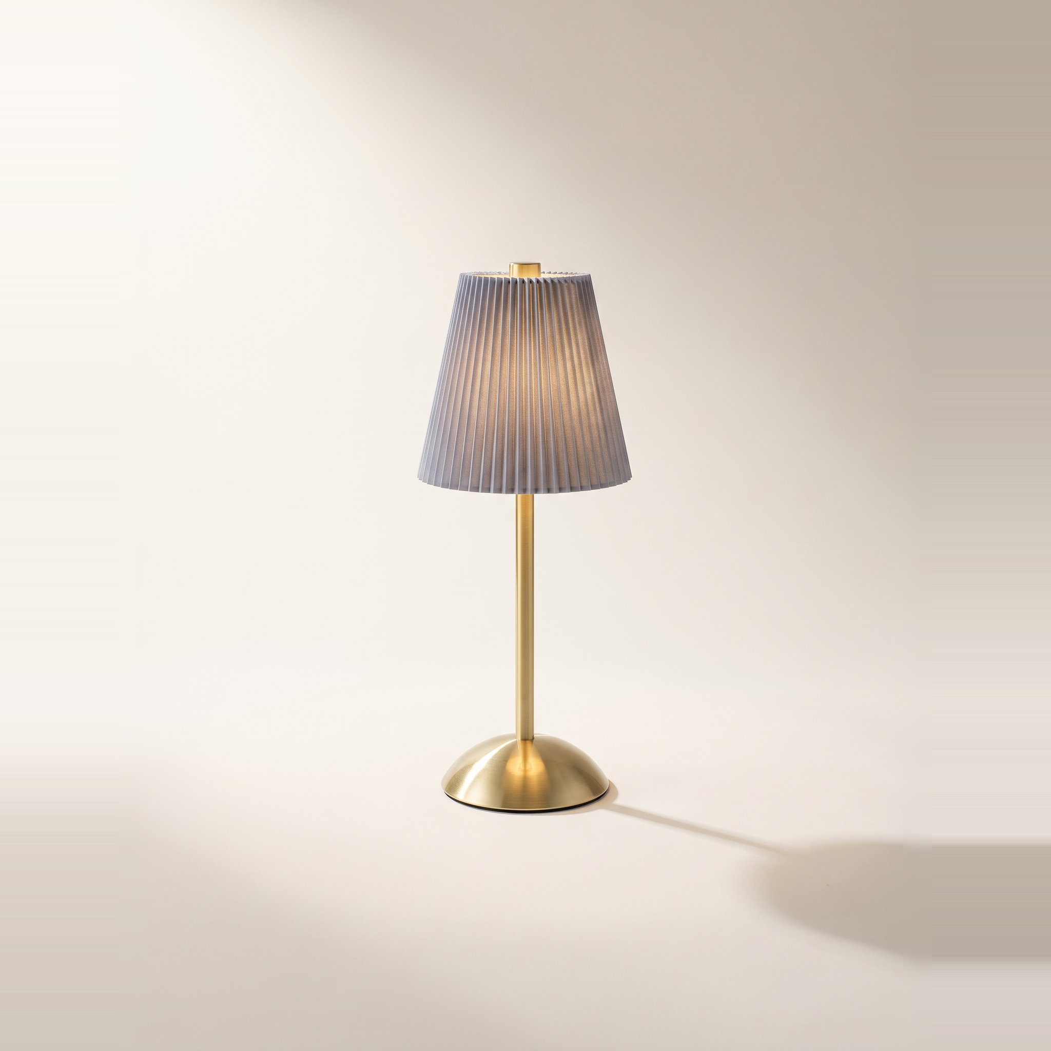 Lampe de table tactile à DEL rechargeable USB Roccabella — abat-jour plissé gris et or, sans fil, variable 3 couleurs