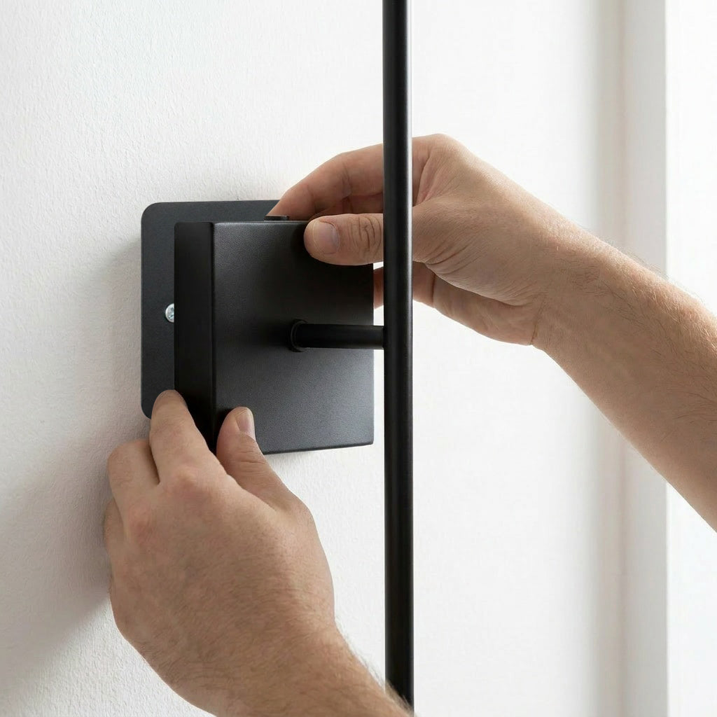 Alignez le socle magnétique à l'arrière de la lampe avec la plaque de métal