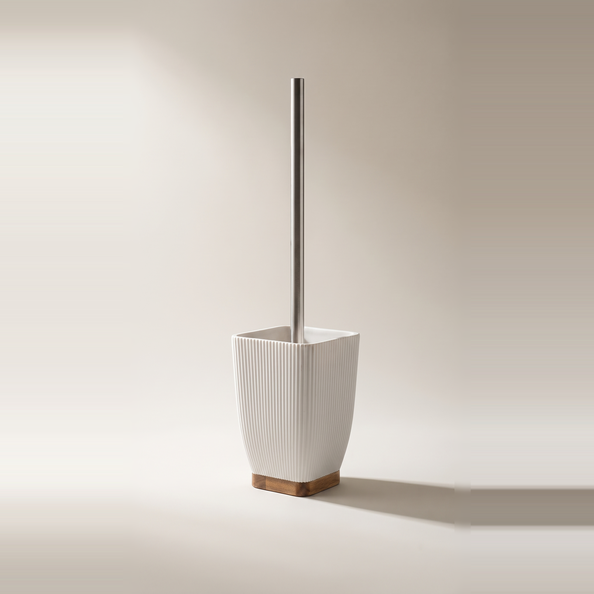 Brosse WC JS Maison blanche en polyrésine avec accent en bois d'acacia