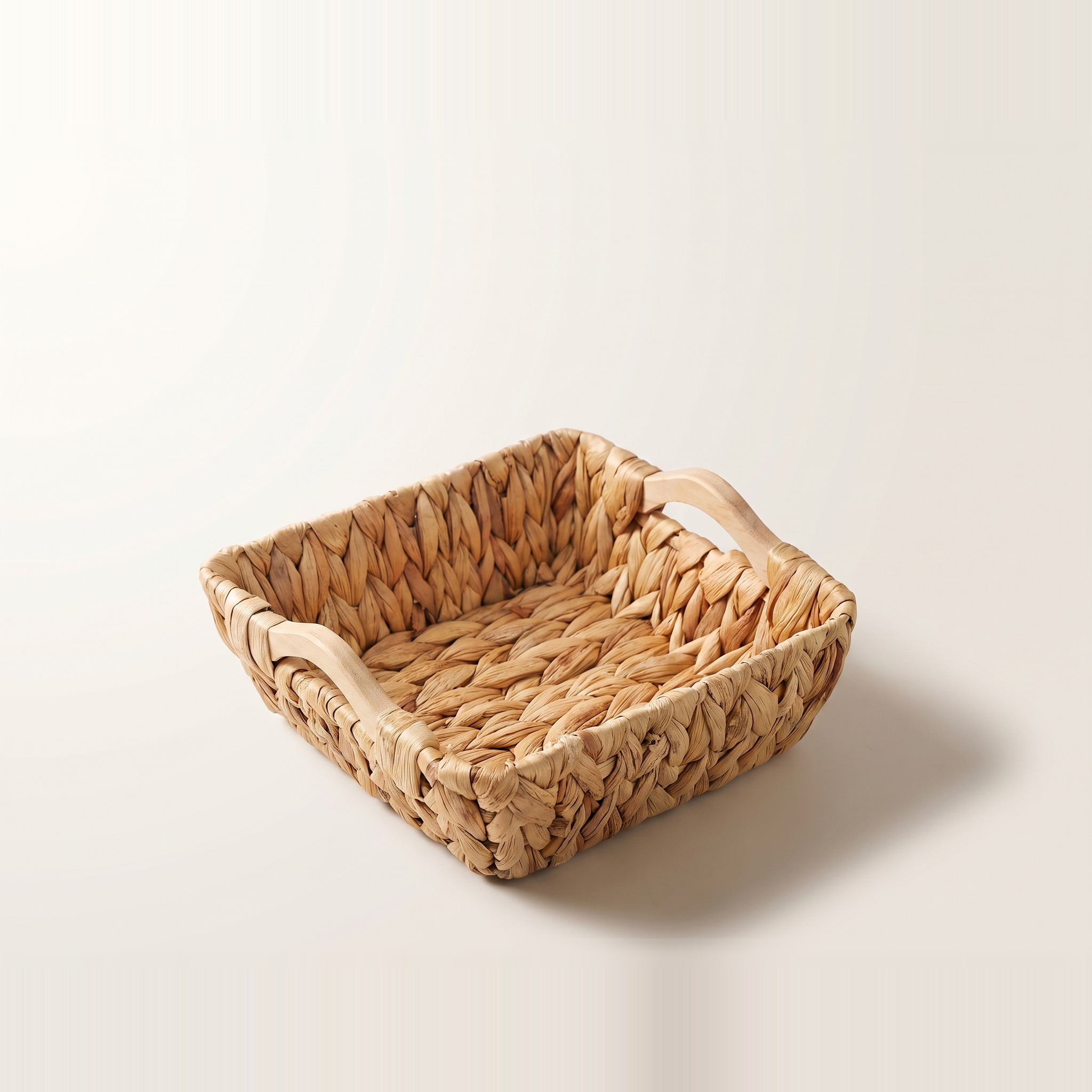 Panier de rangement JS Maison en jacinthe d'eau avec poignées en bois — 24 x 24 x 10 cm