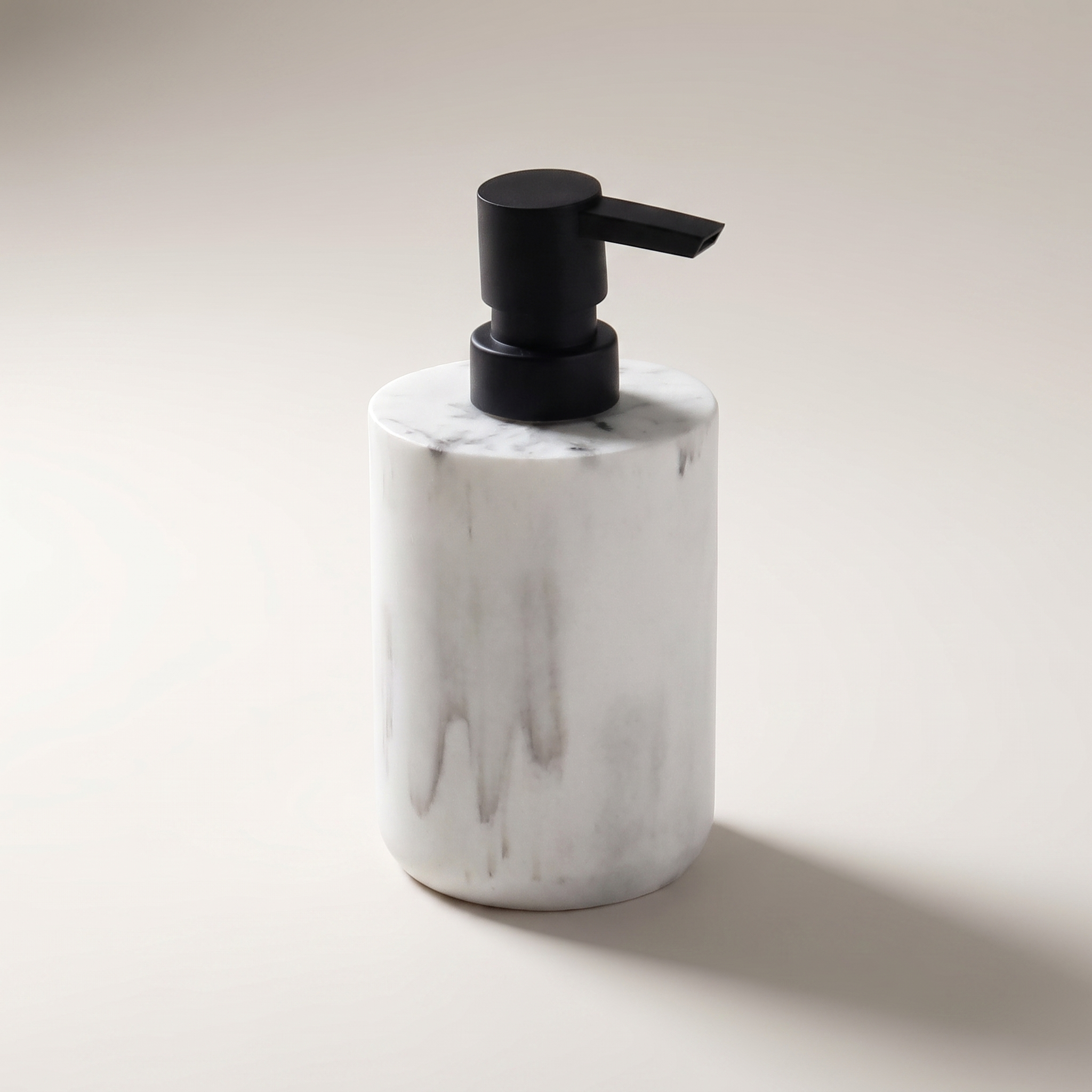 Distributeur de savon en polyrésine, finition marbre avec pompe noire