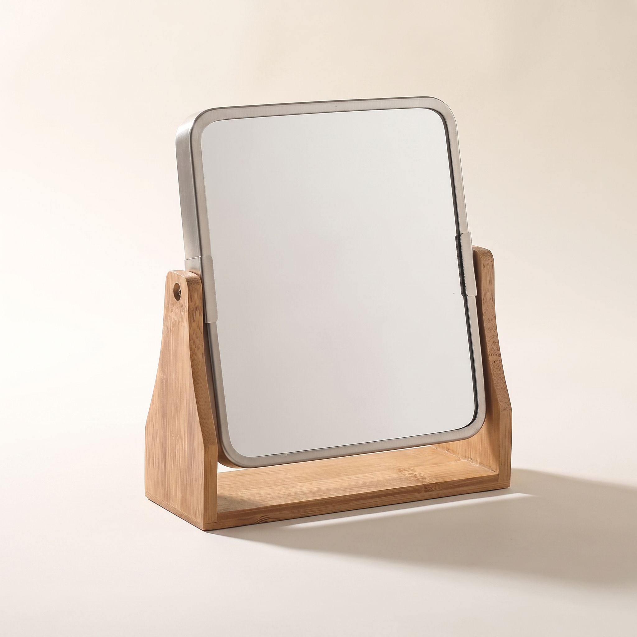 Miroir de courtoisie à cadre nickelé double face avec base en bambou