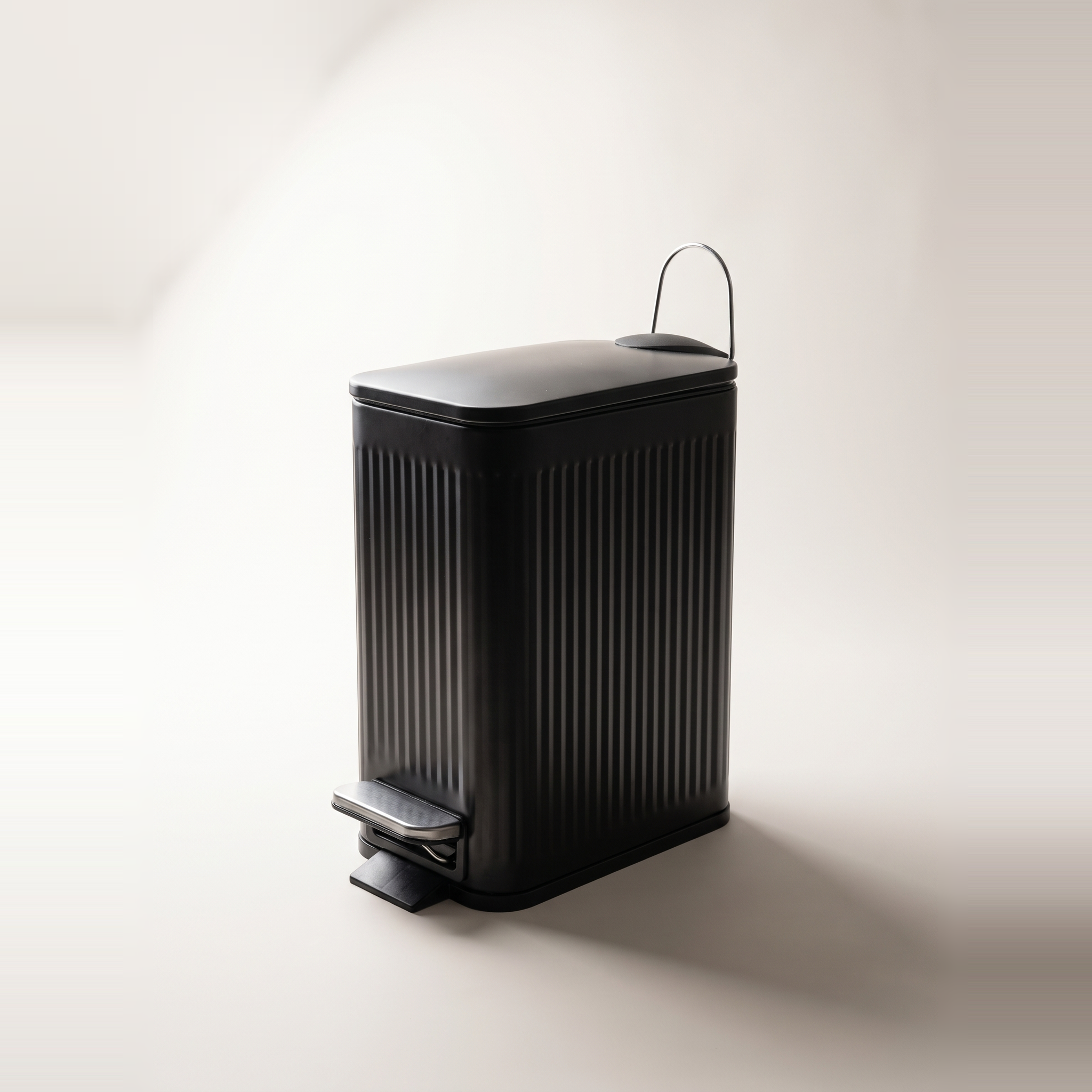 Poubelle à pédale fine 5L avec design à nervures rainurées et fermeture douce — Noir Mat