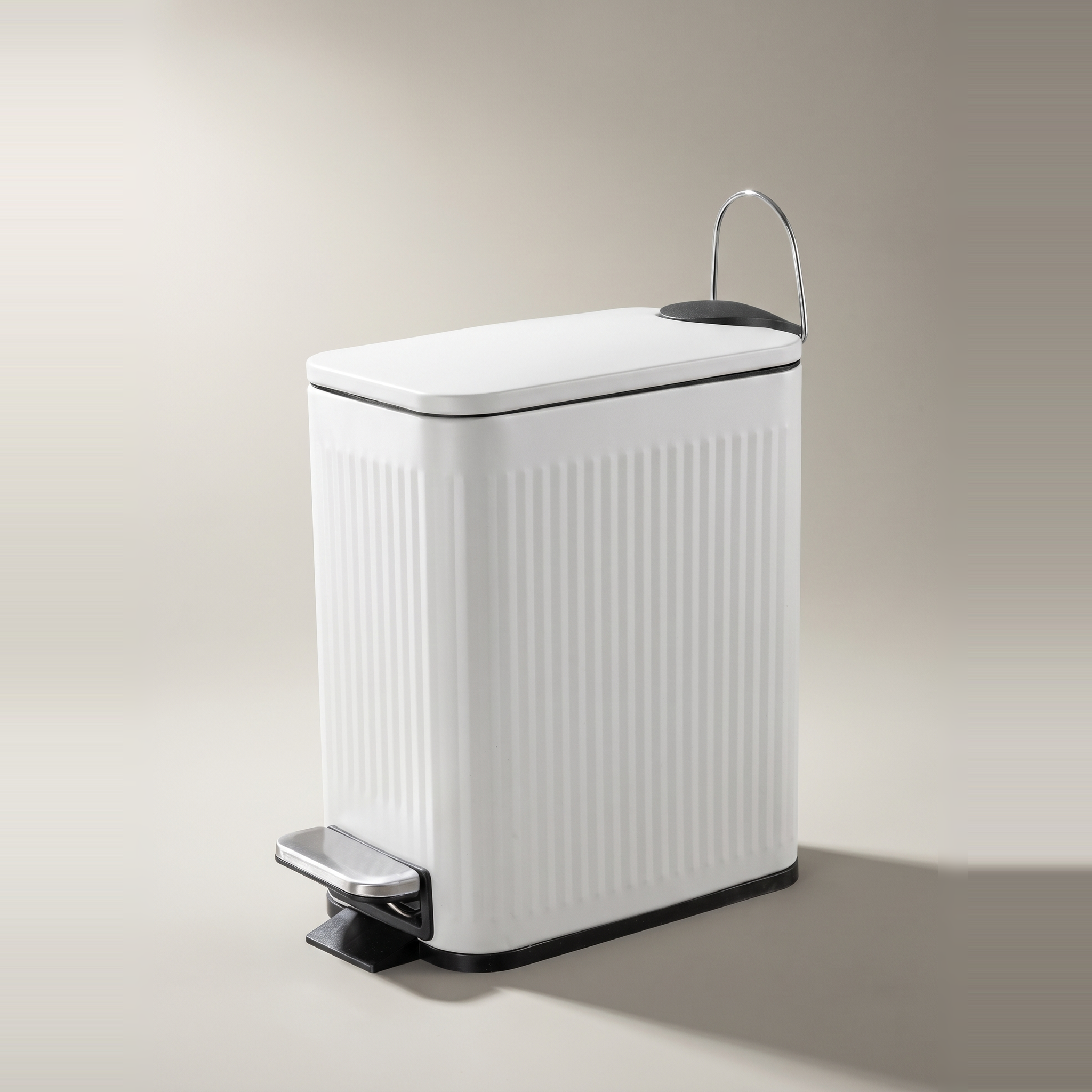 Poubelle à pédale fine 5L avec motif à stries et fermeture en douceur — Blanc mat