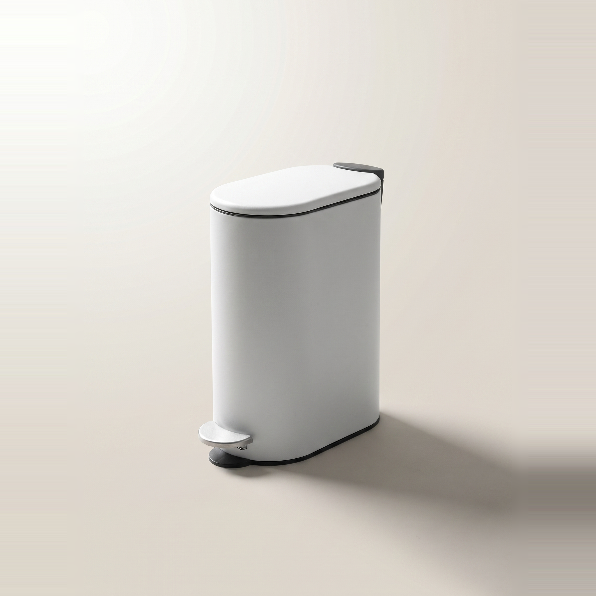 Poubelle à pédale en métal Slim 5 L avec fermeture douce — Blanc mat