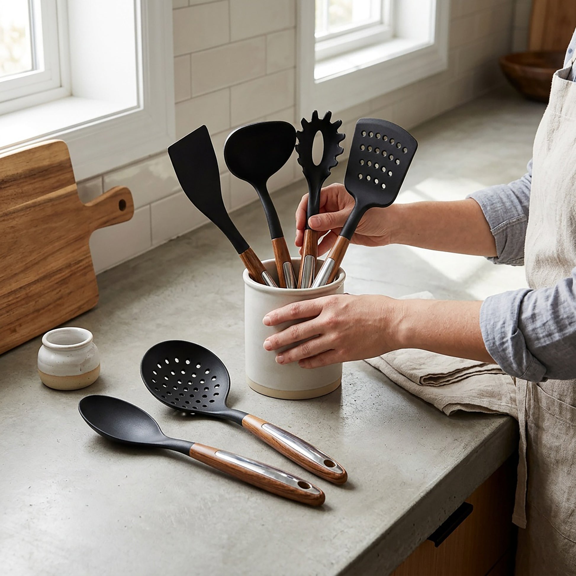 6-Piece Kitchen Utensil Set with Acacia Wood-Design Handles