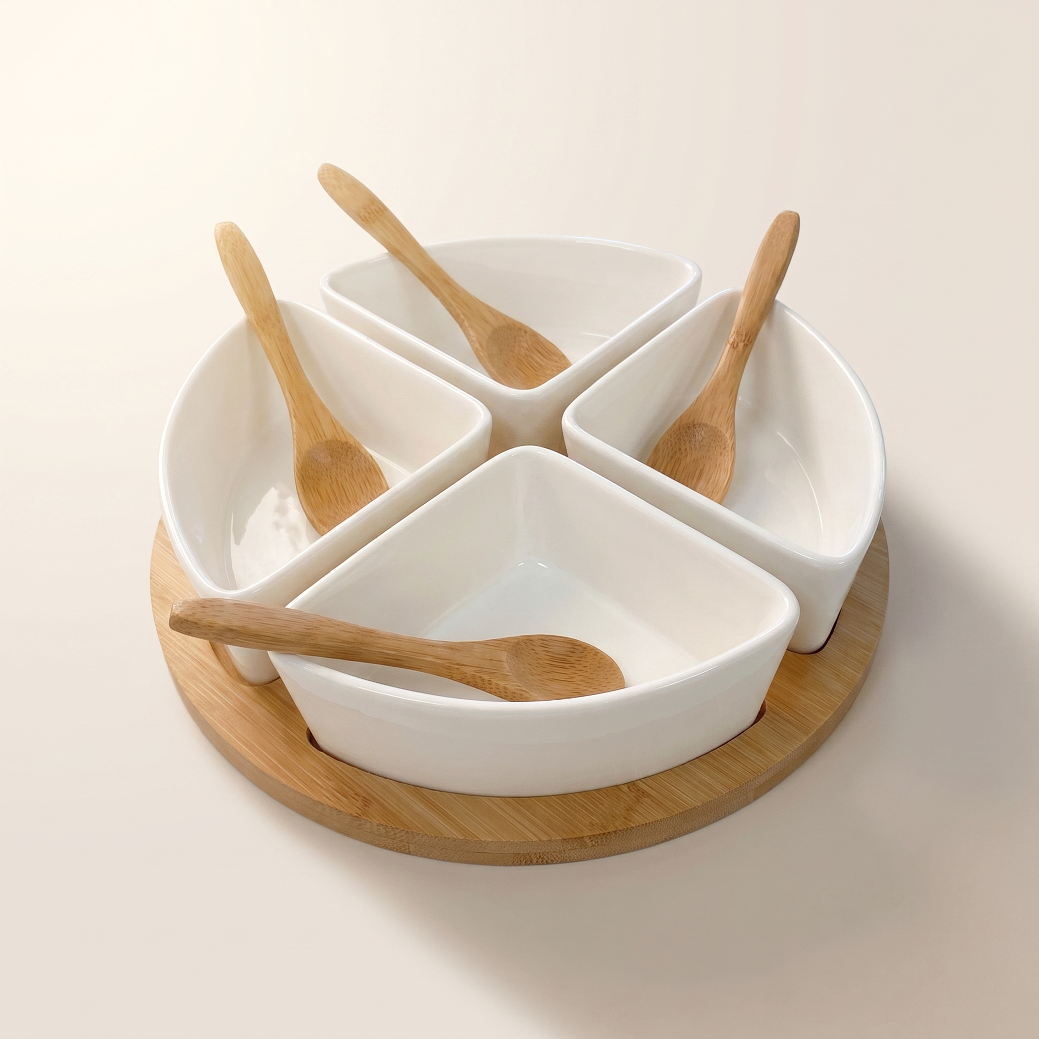 Ensemble de service triangulaire pour apéritifs — Plateau en bambou avec 4 bols et 4 cuillères en céramique