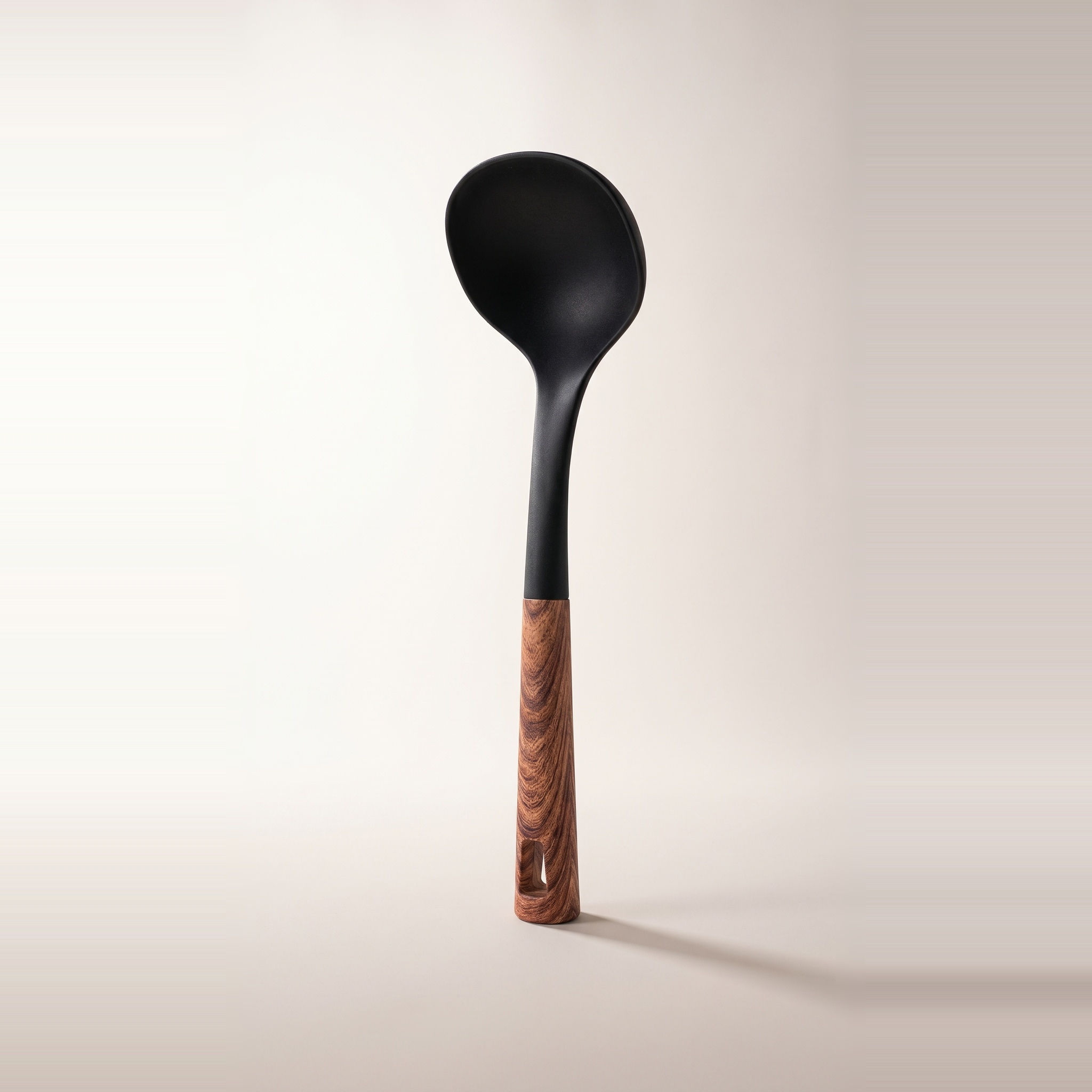 Louche en nylon avec manche toucher doux imitation bois