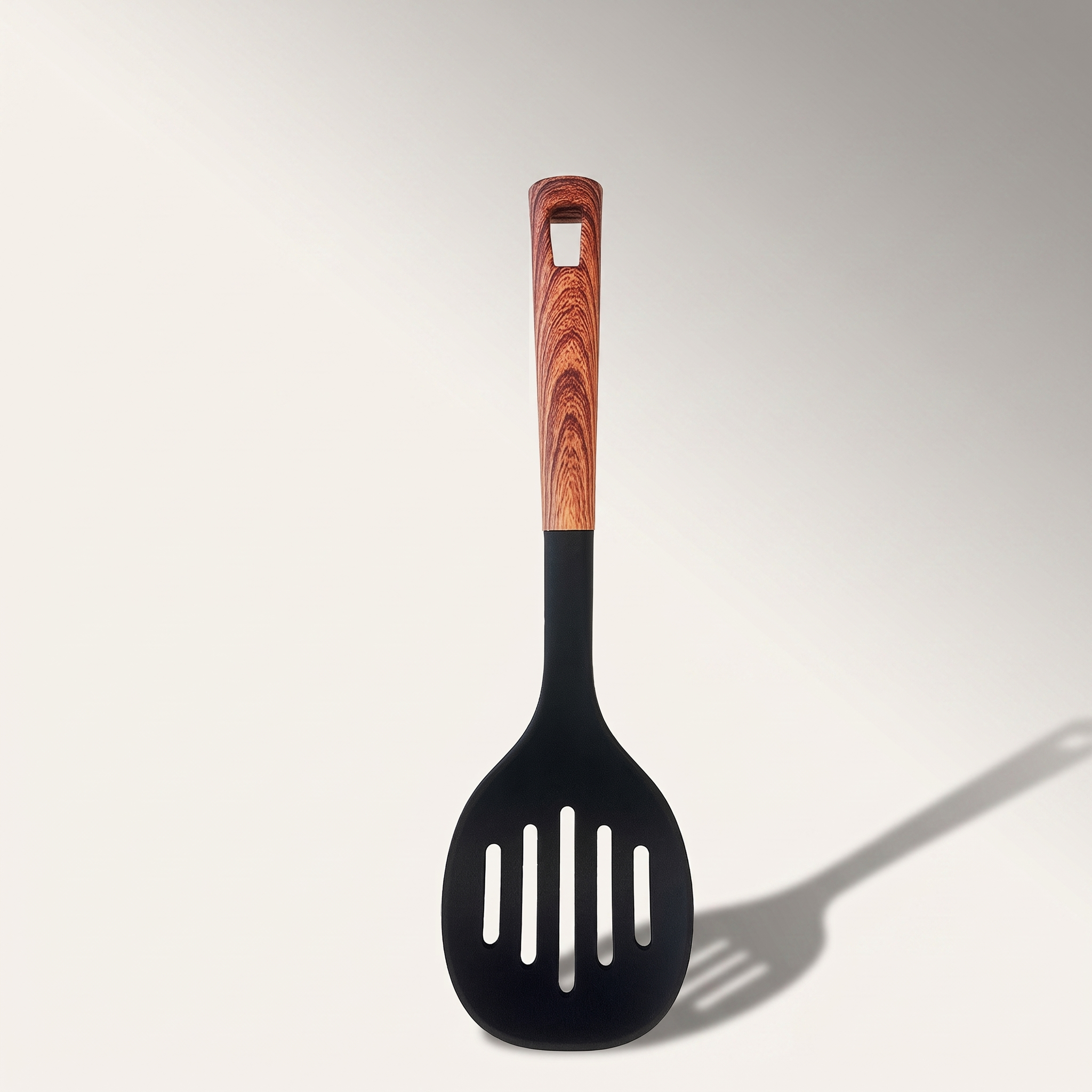 Écumoire en nylon avec manche toucher doux grain de bois