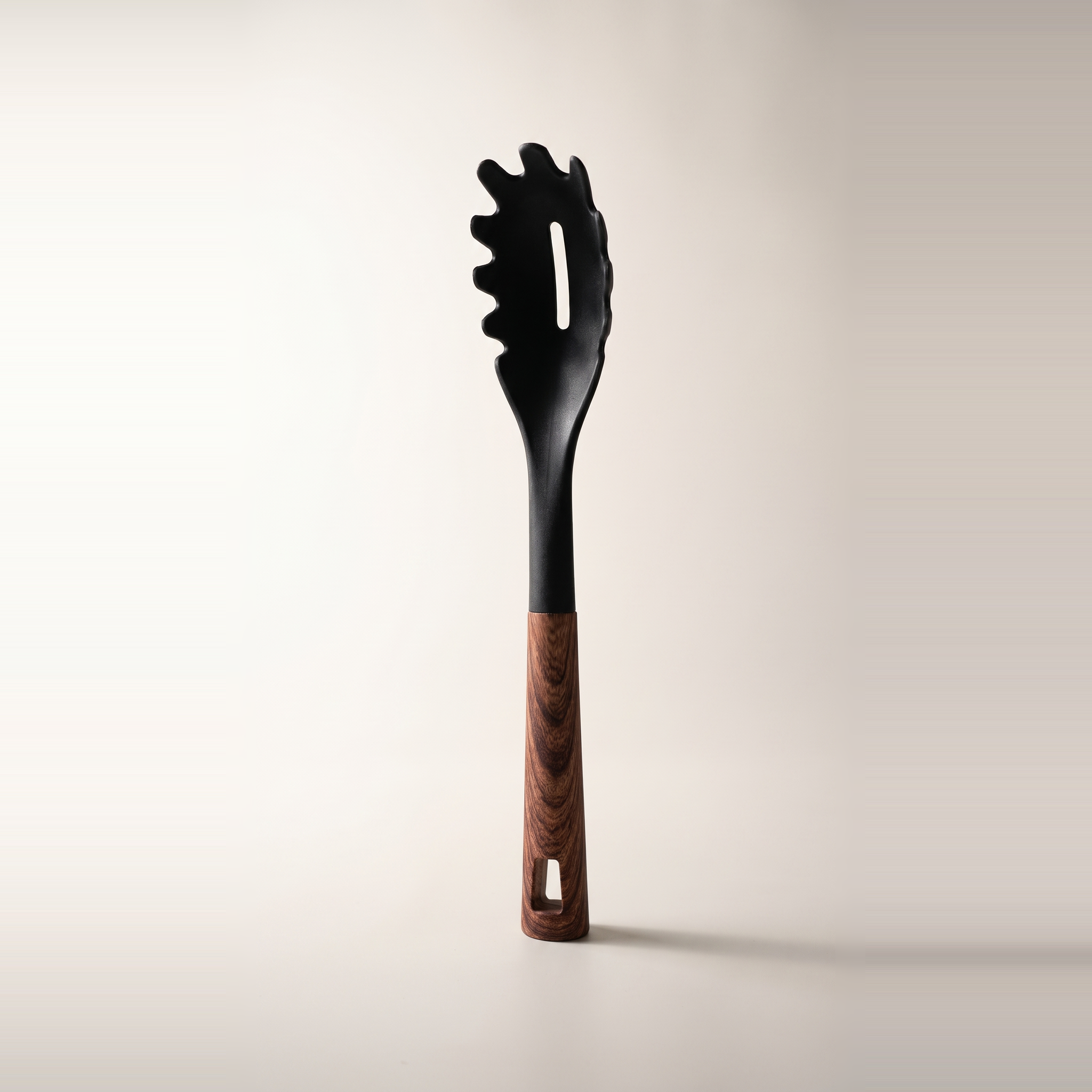 Cuillère à spaghetti en nylon avec manche toucher doux grain de bois