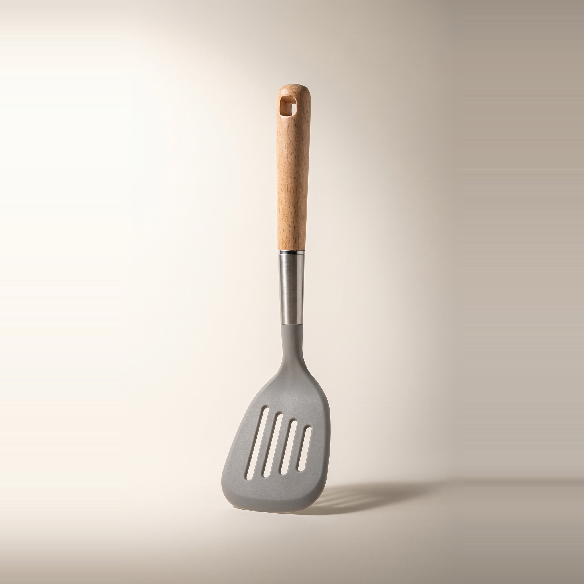 Spatule ajourée en silicone avec manche en hêtre