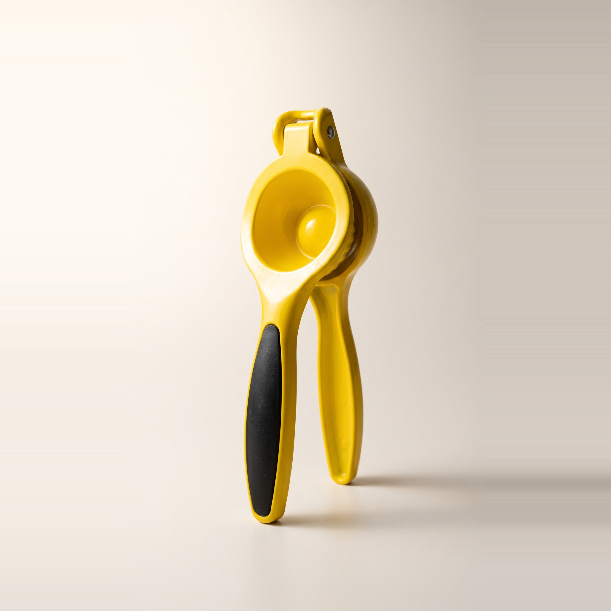 Citrus squeezer with grip handle