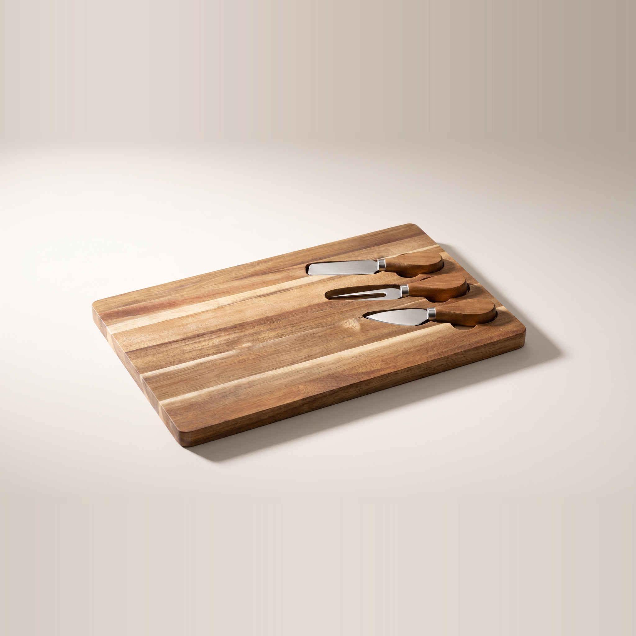 Planche en bois d'acacia avec 3 outils à fromage