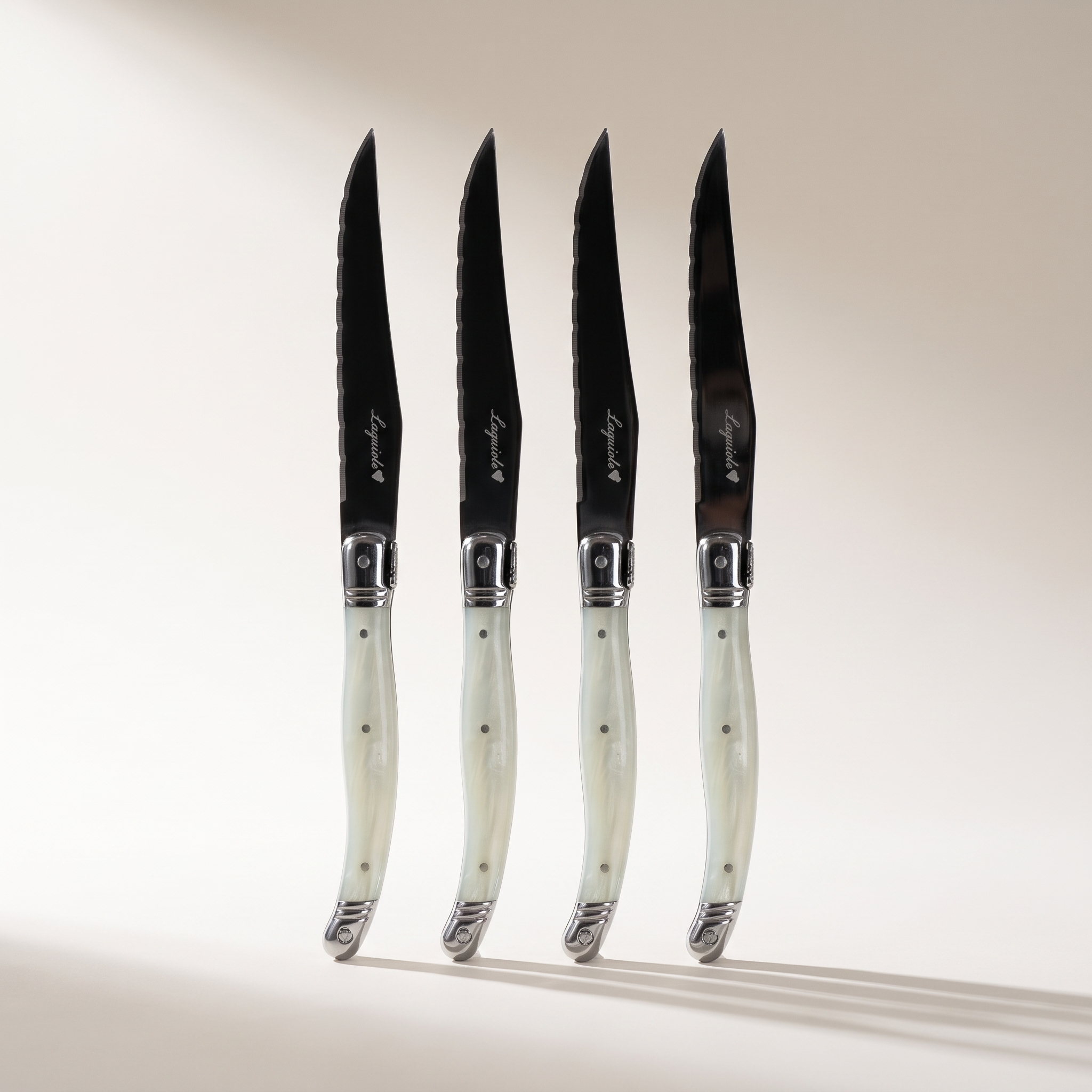 Coffret de 4 couteaux à steak Laguiole – Manches nacrés