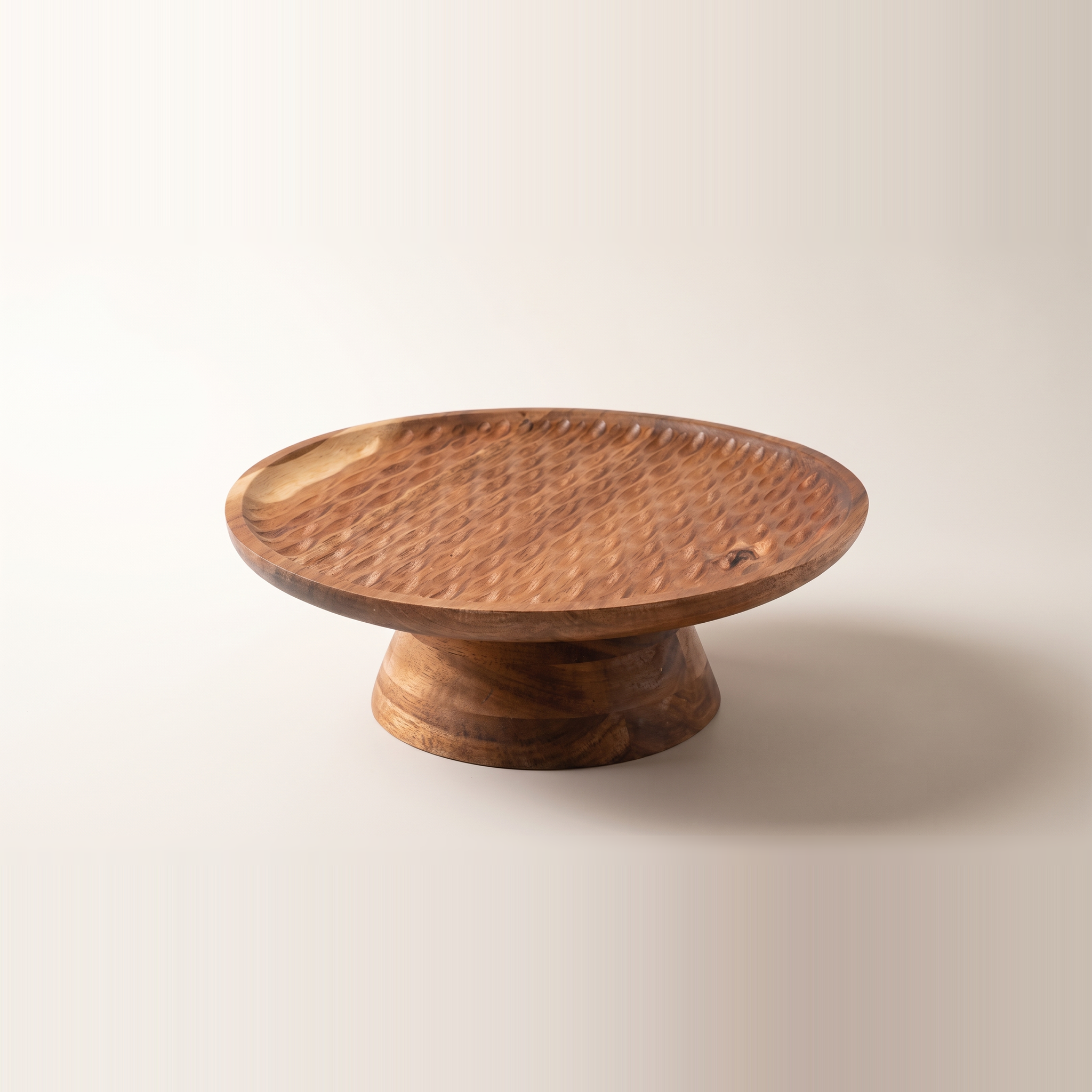 Plat sur pied en bois d'acacia cannelé