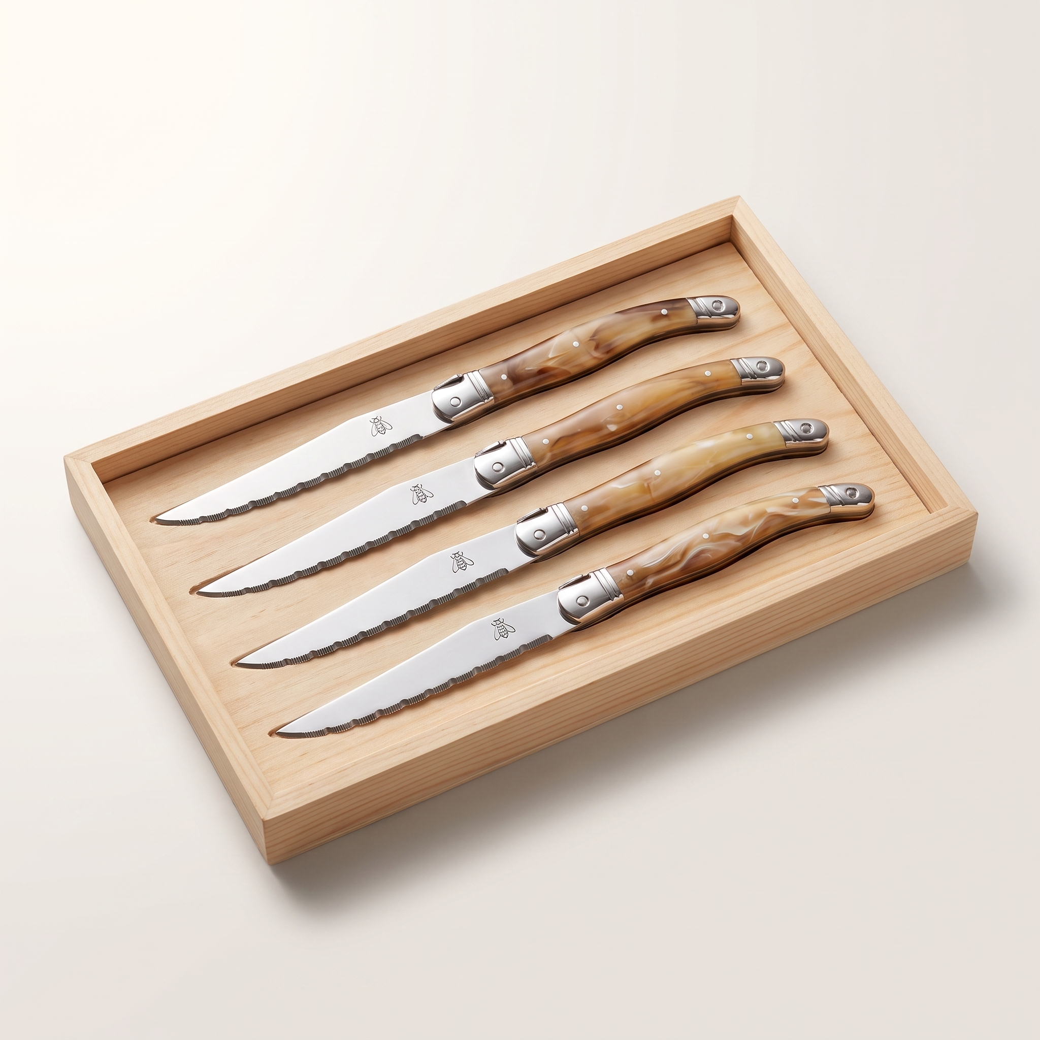 Coffret 4 couteaux à steak Laguiole – Corne noire, boîte en pin