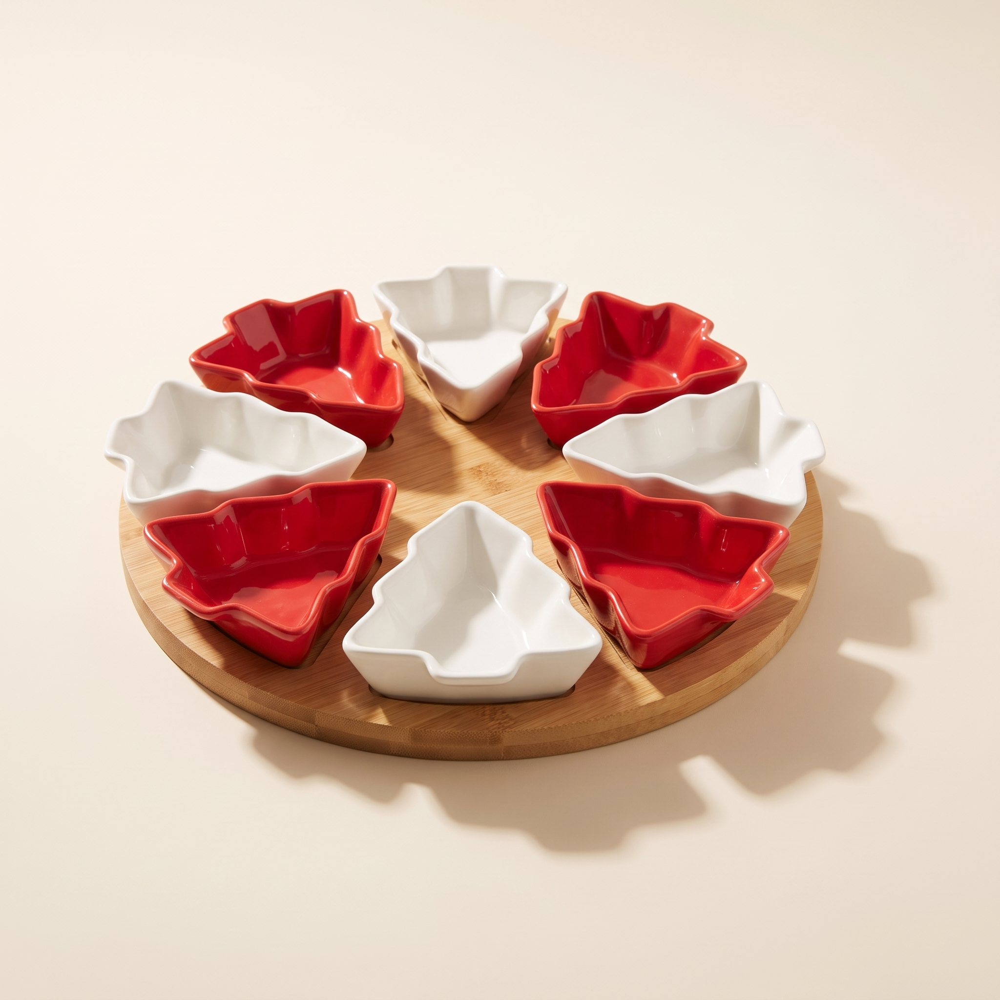 Plats de Noël en céramique en forme de sapin avec planche en bambou — Rouge et blanc (7 pièces)