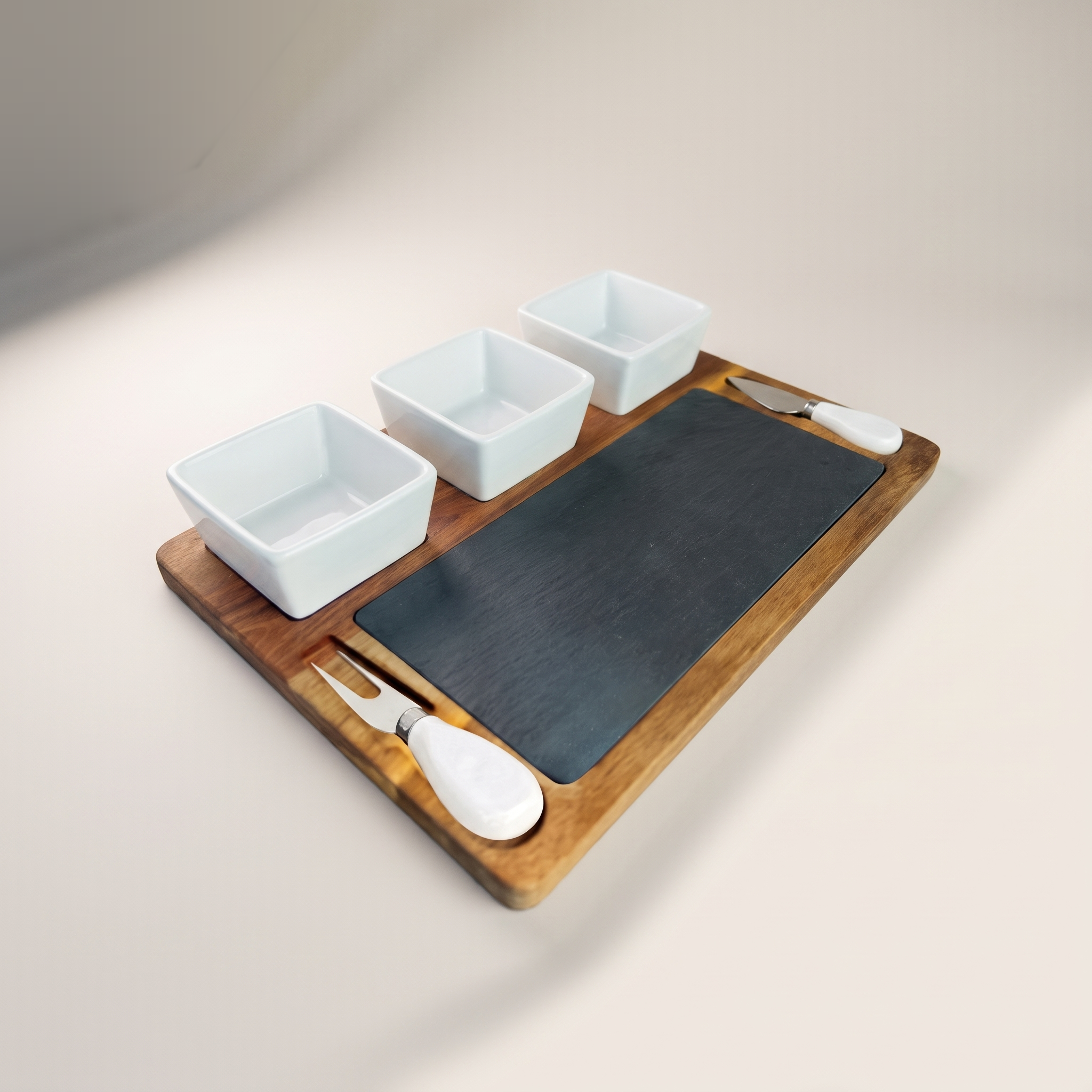 JS Gourmet Ensemble de plateau à fromages en acacia avec plateau en ardoise, 3 bols en céramique et 2 outils à fromage