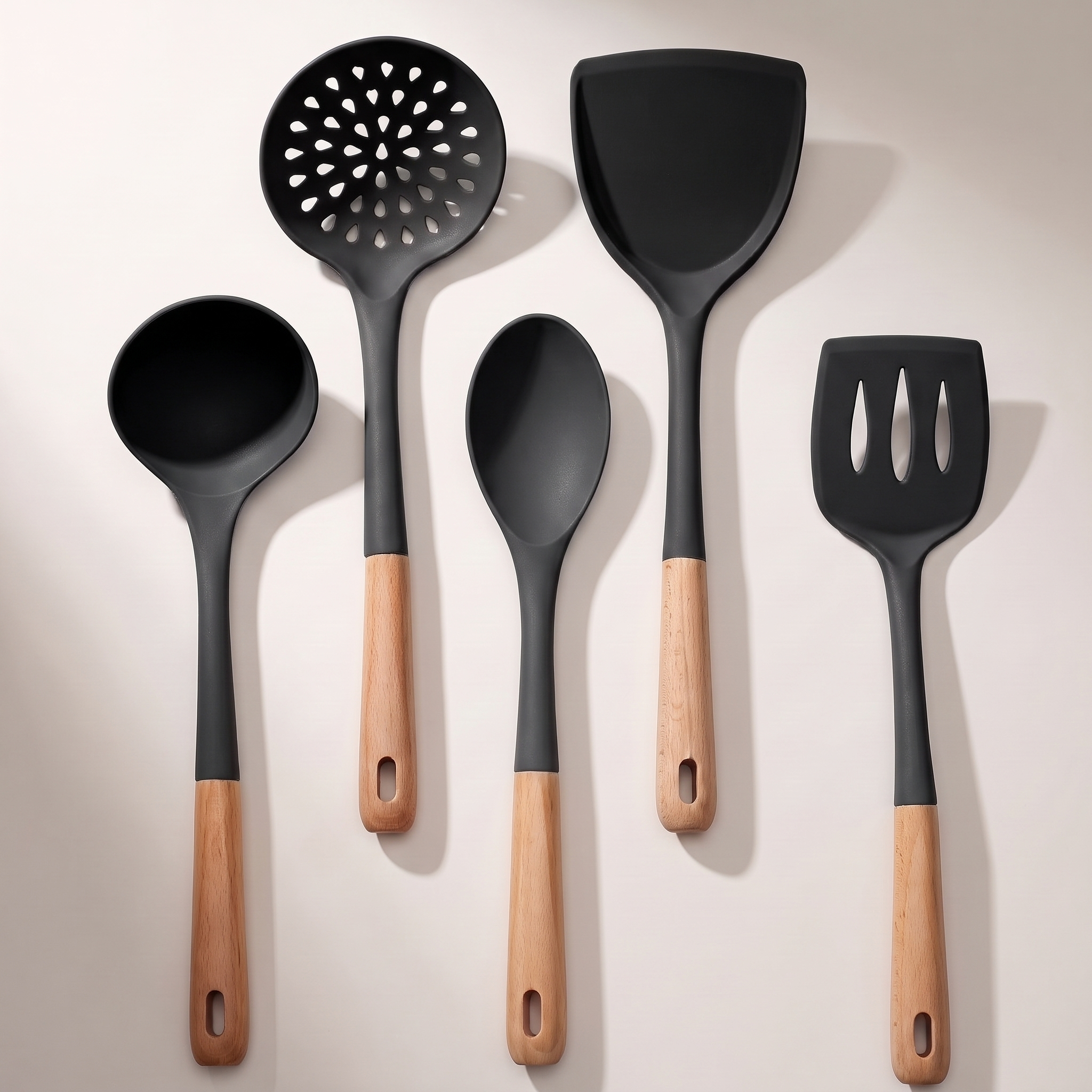 JS Gourmet Lot de 5 ustensiles de cuisine en bois de hêtre et silicone — Noir