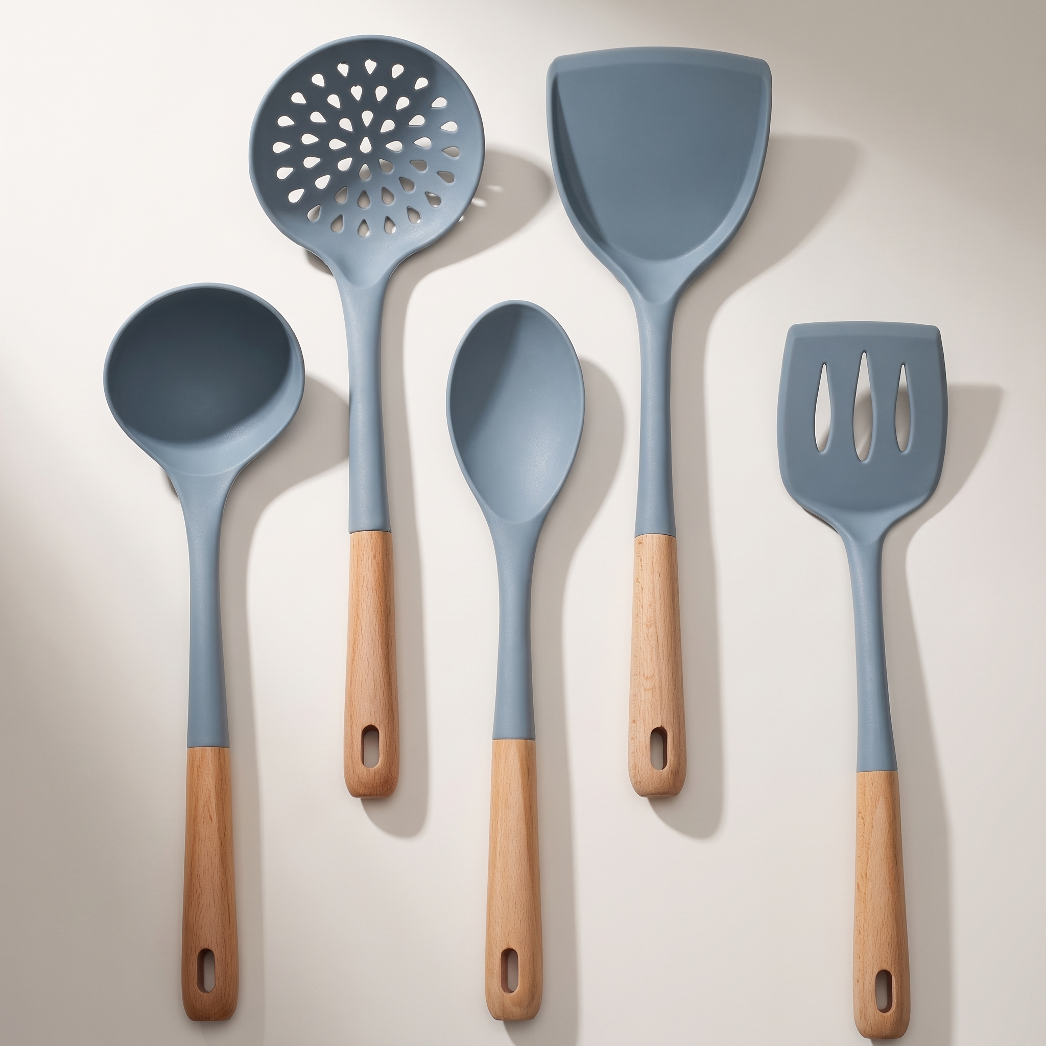 Ensemble de 5 ustensiles de cuisine en hêtre et silicone — Bleu (manches côtelés)