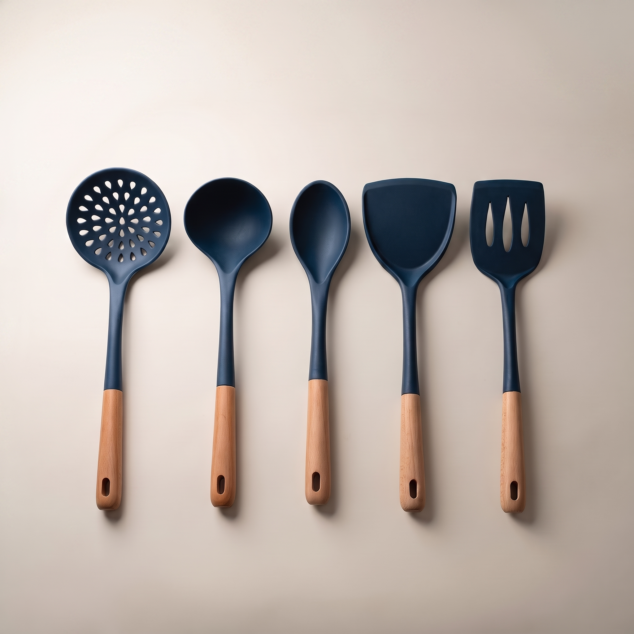 Ensemble d'ustensiles de cuisine 5 pièces en hêtre et silicone — Bleu foncé