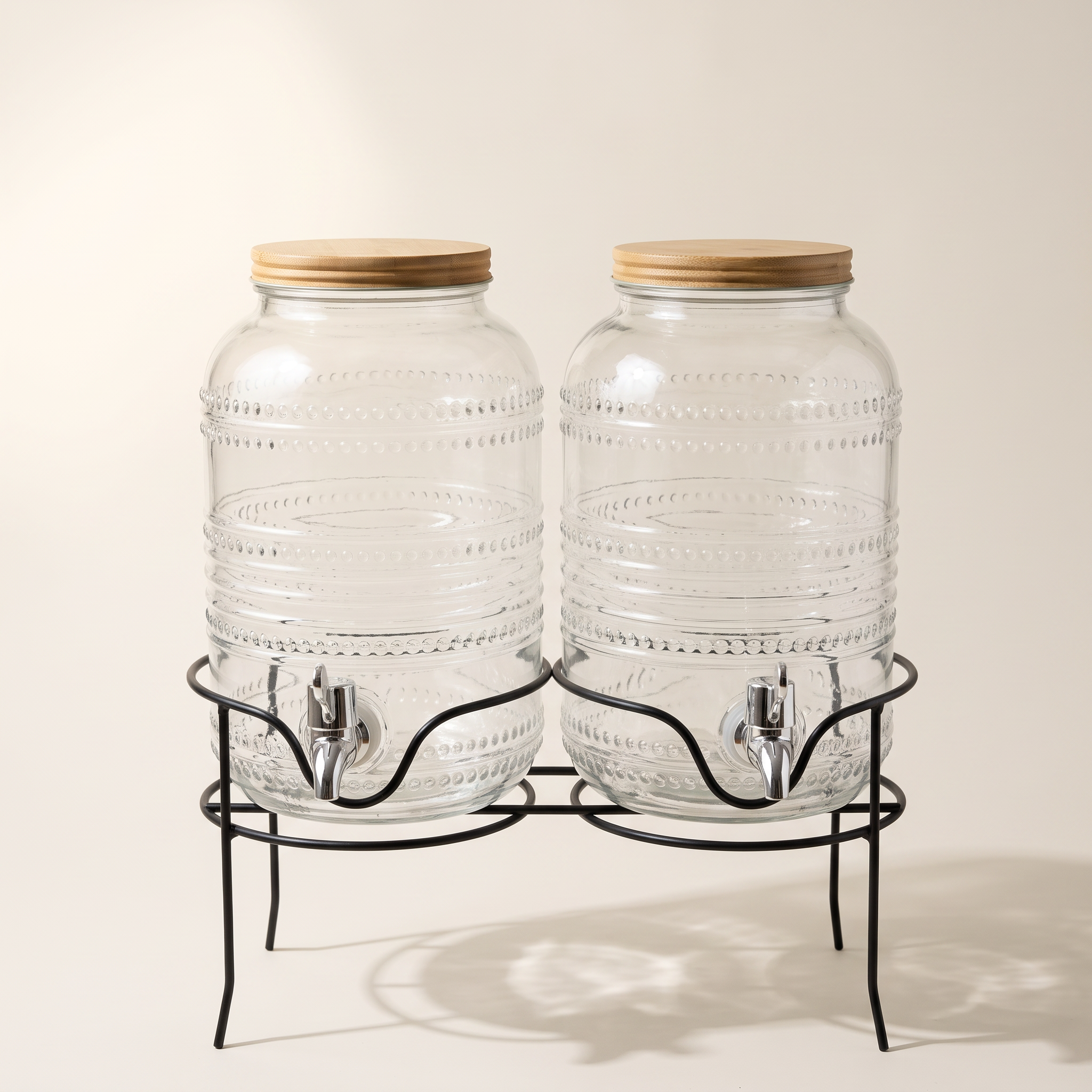 Ensemble de 2 distributeurs de boissons vintage à motif clouté en relief de 4 L sur support