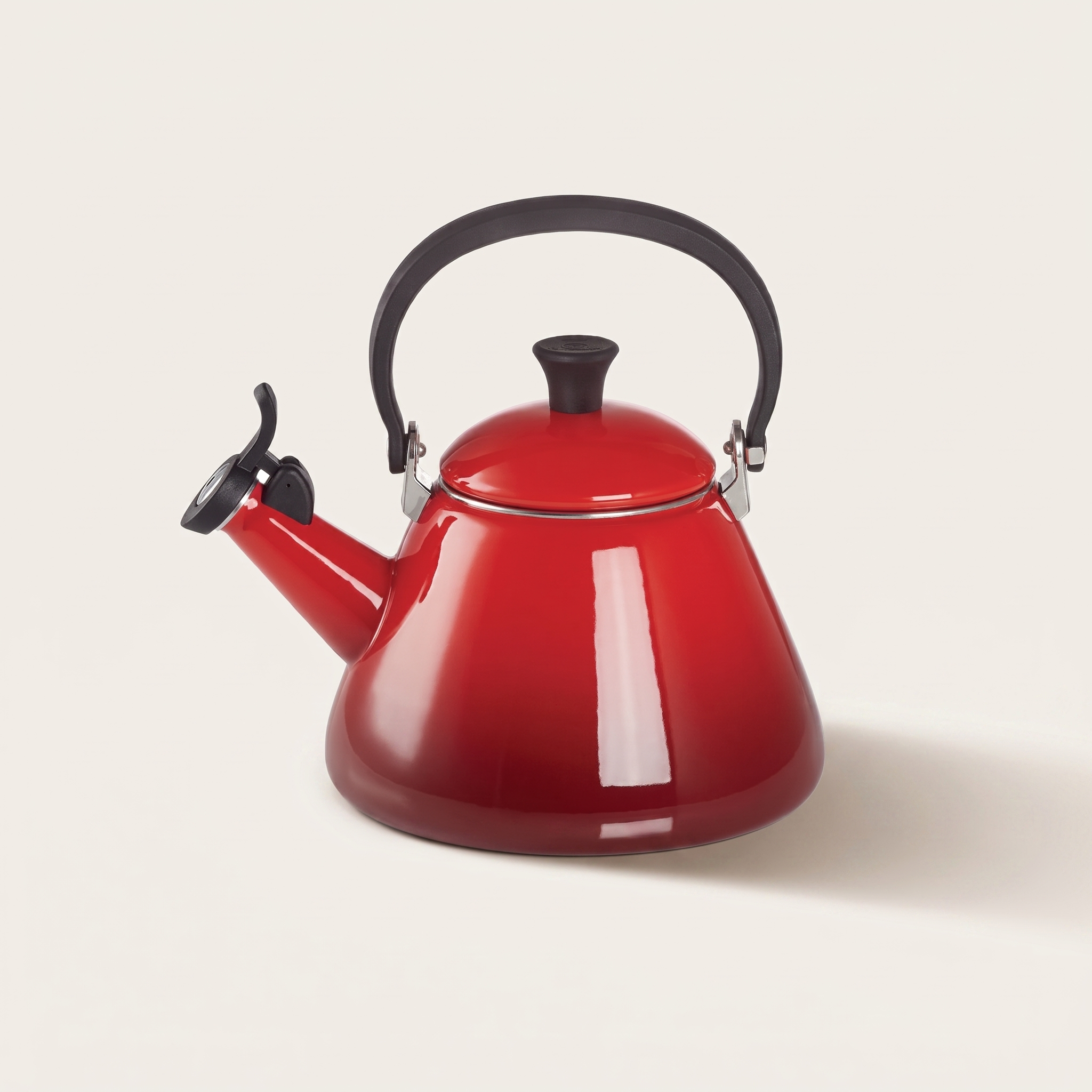 Bouilloire sifflante en acier au carbone émaillé — Rouge cerise, 2,1 L