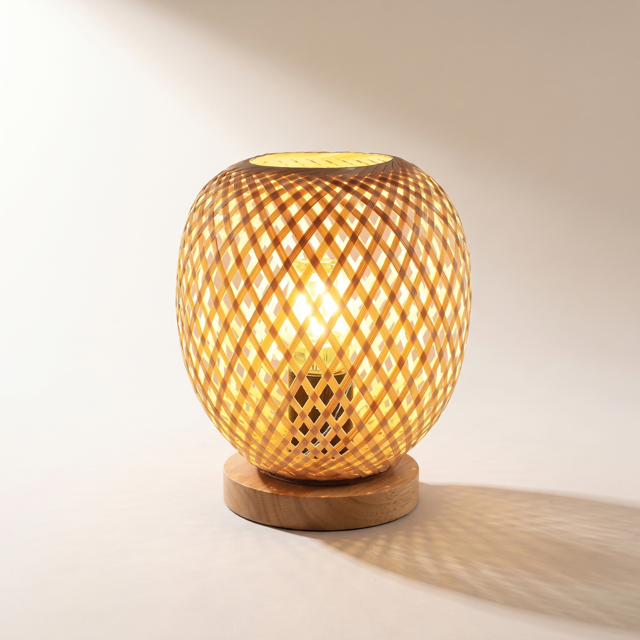 Lampe de table en bambou tressé, Dia 18 x H 22 cm