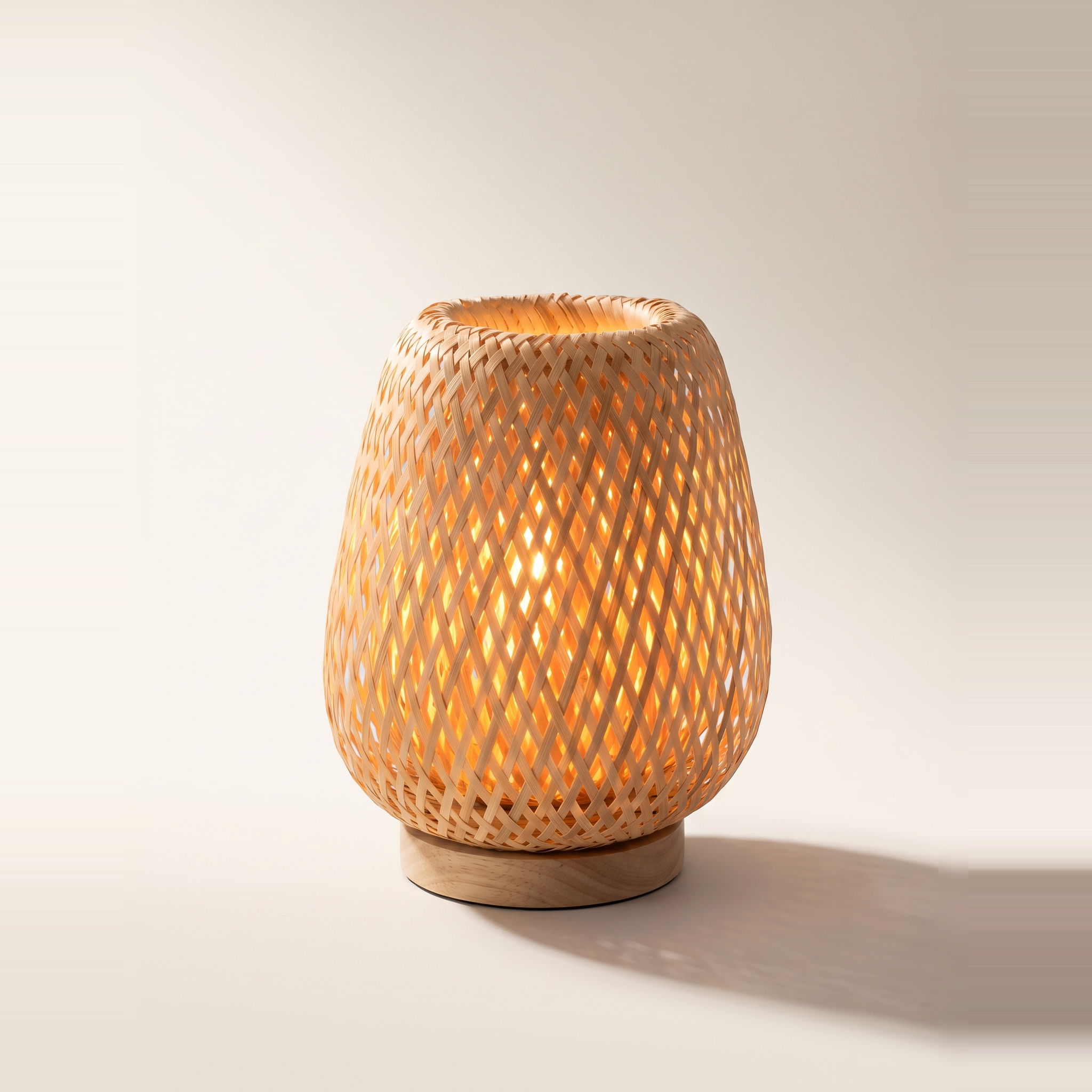 Lampe de table en bambou tressé, Dia 25 x H 30 cm