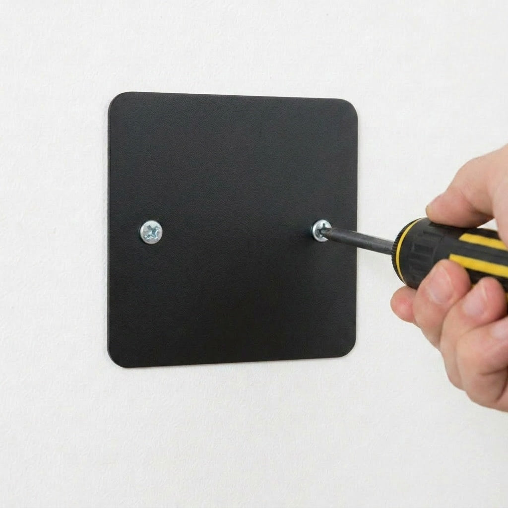 Installez la plaque de métal à l'aide des vis ou de l'autocollant adhésif